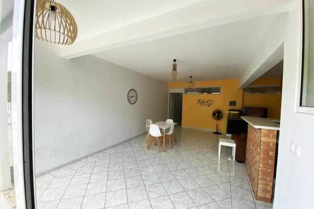 Charmant Appartement Avec Piscine Le Robert Exterior photo