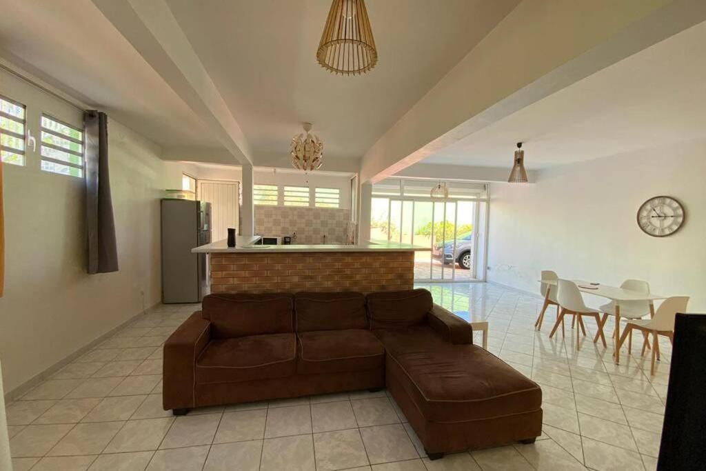Charmant Appartement Avec Piscine Le Robert Exterior photo