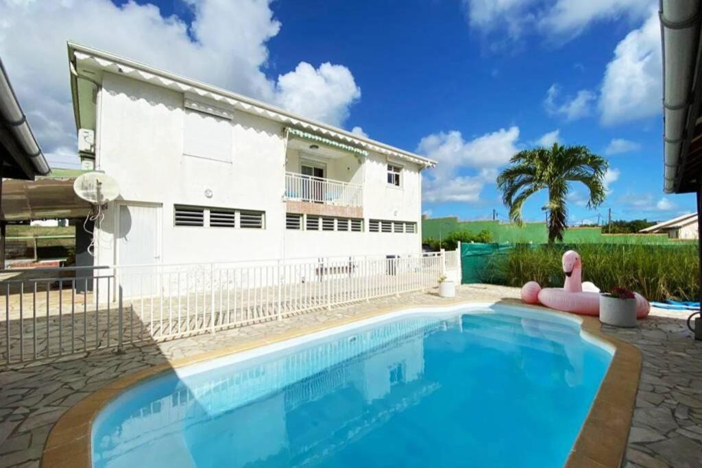 Charmant Appartement Avec Piscine Le Robert Exterior photo